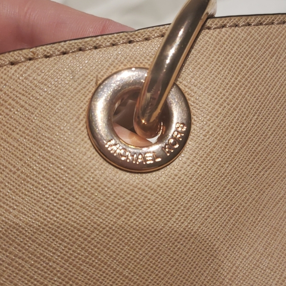 Medium rose gold Michael Kors purse - Picture 4 of 4